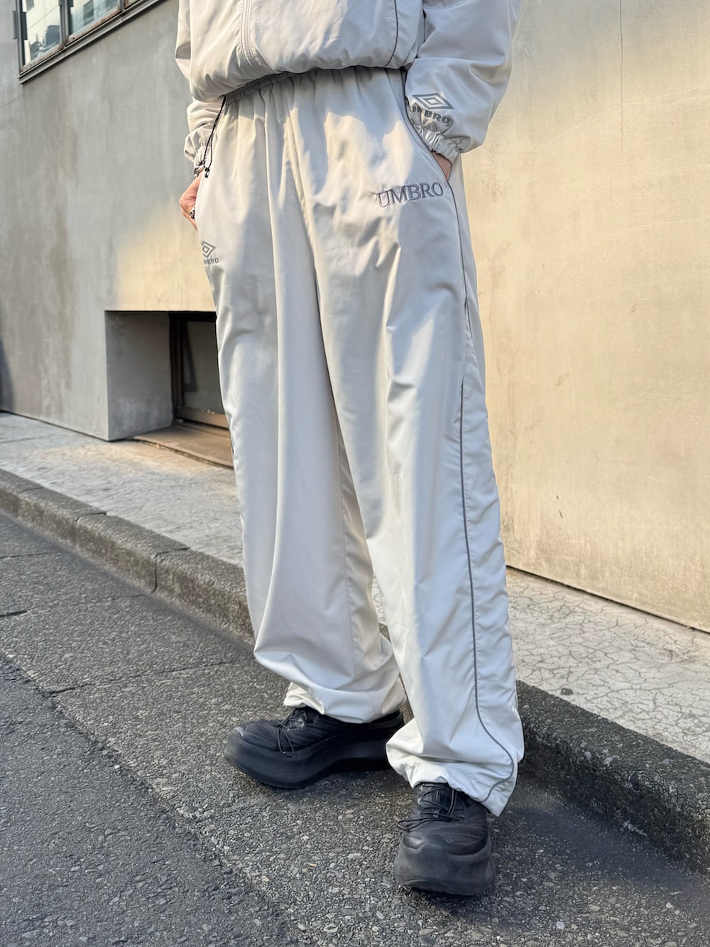 グレー系のブルゾン、グレー系のその他パンツを着用したメンズの冬コーディネートの5枚目の写真