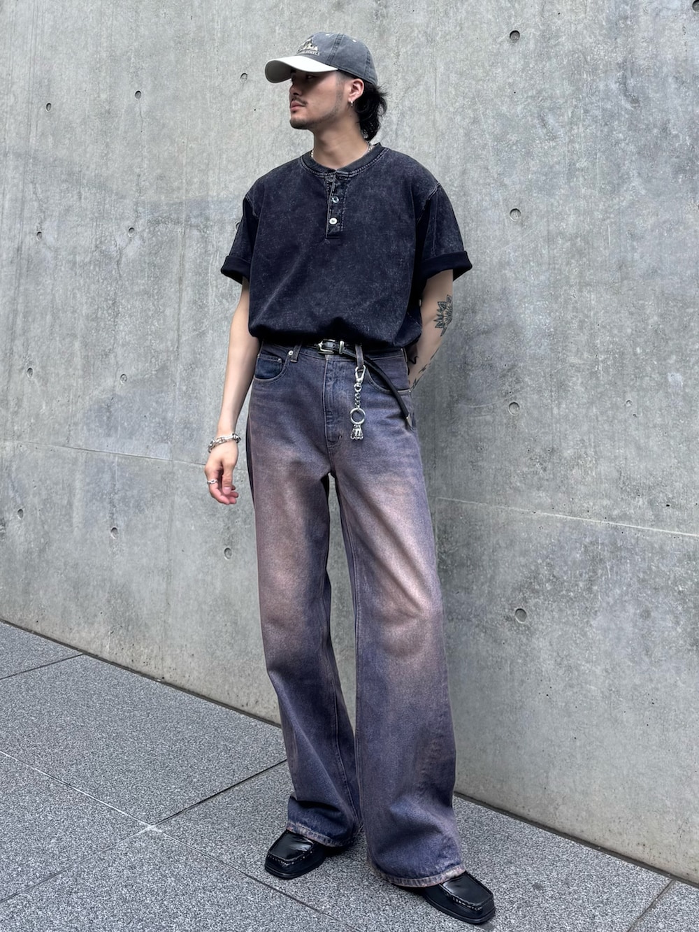 ブルー系のデニムパンツ、グレー系のTシャツ/カットソー、シルバー系のキーケース/キーアクセサリーを着用したメンズの夏コーディネートの2枚目の写真