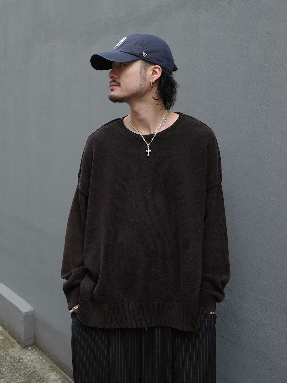 ブラック系のニット/セーター、ブラック系のスラックスを着用したメンズの秋コーディネートの3枚目の写真