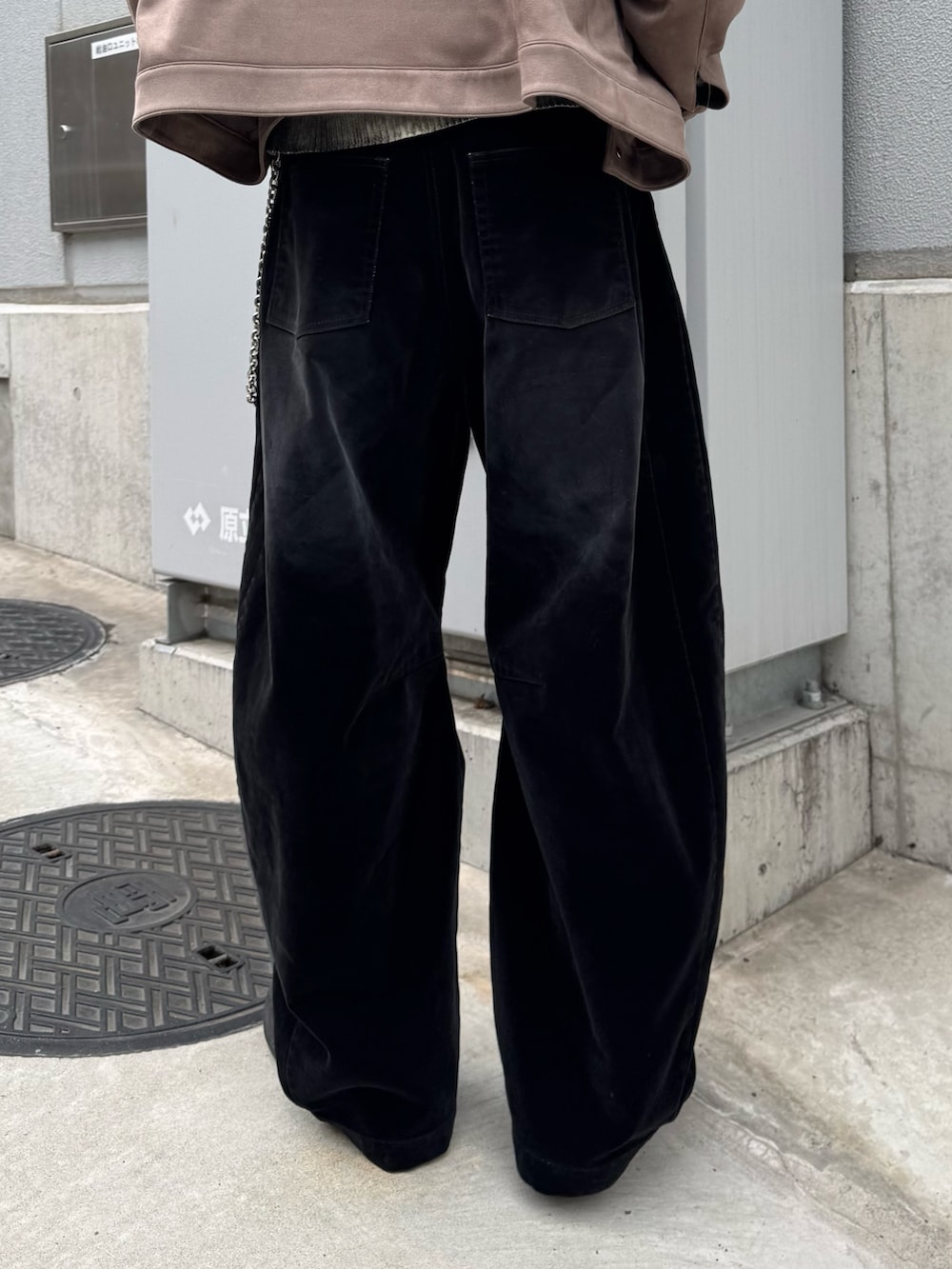 ブラック系のデニムパンツ、グレー系のブルゾン、シルバー系のウォレットチェーンを着用したメンズの春コーディネートの8枚目の写真