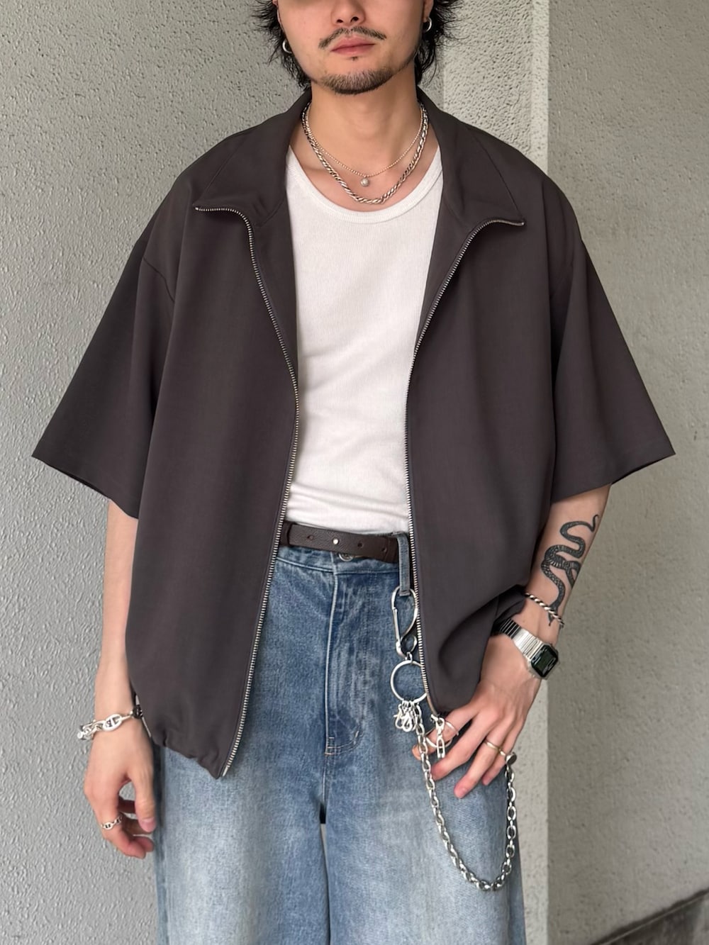 グレー系のシャツ/ブラウス、ブルー系のデニムパンツ、シルバー系のウォレットチェーンを着用したメンズの春コーディネートの5枚目の写真