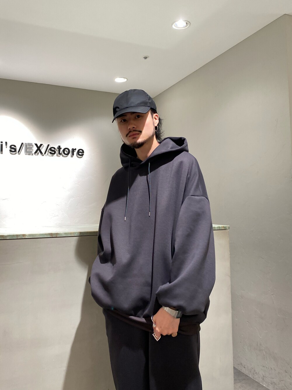 グレー系のパーカー、グレー系のスウェットパンツ、ブラック系のその他シューズを着用したメンズの秋コーディネートの3枚目の写真