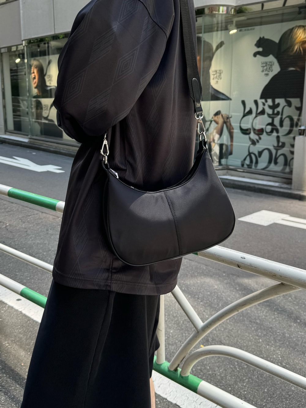 ブラック系のTシャツ/カットソー、ブラック系のその他パンツ、ブラック系のショルダーバッグを着用したメンズの夏コーディネートの4枚目の写真