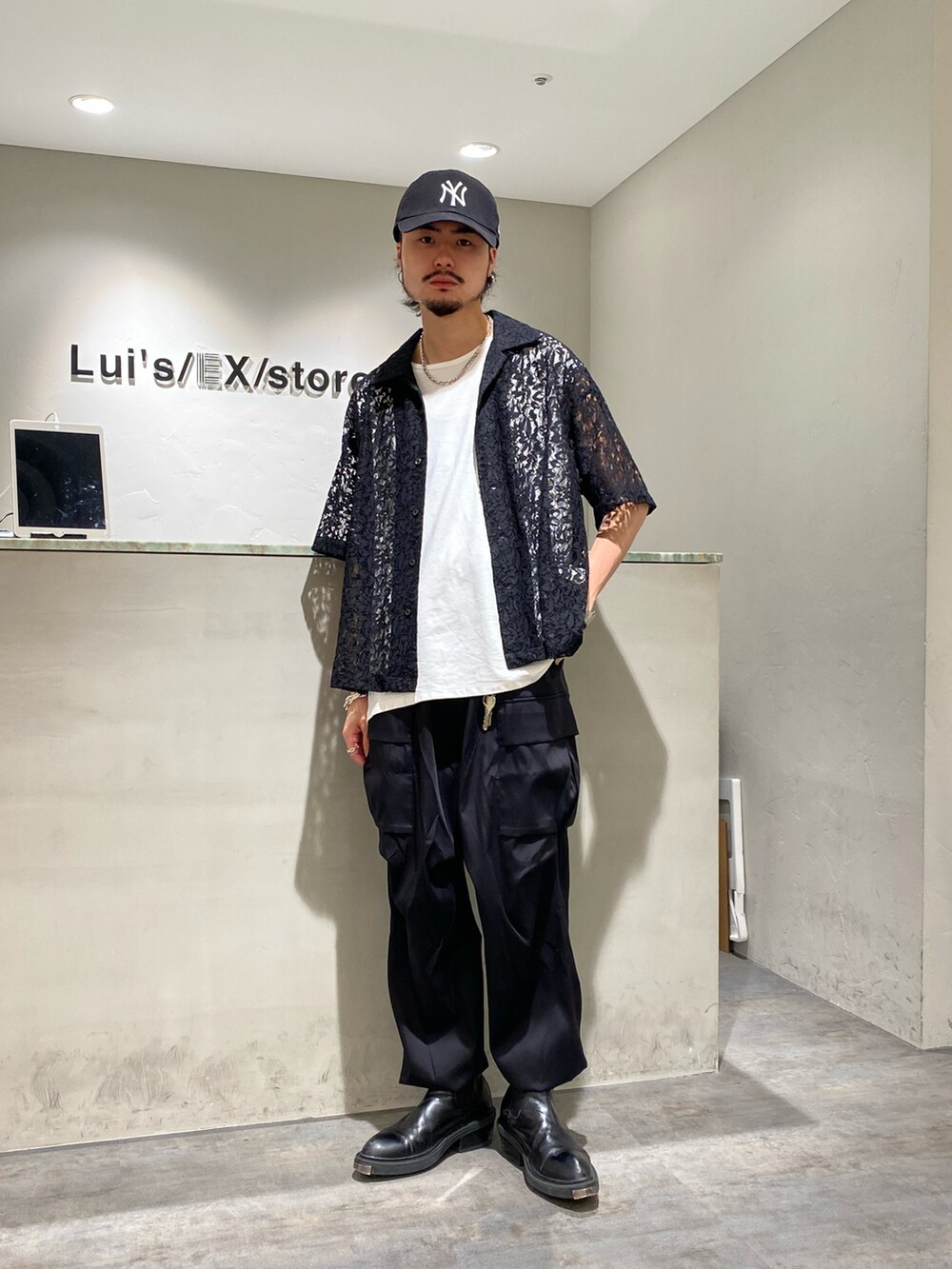 ブラック系のシャツ/ブラウス、ホワイト系のTシャツ/カットソー、ブラック系のカーゴパンツを着用したメンズの夏コーディネートの2枚目の写真