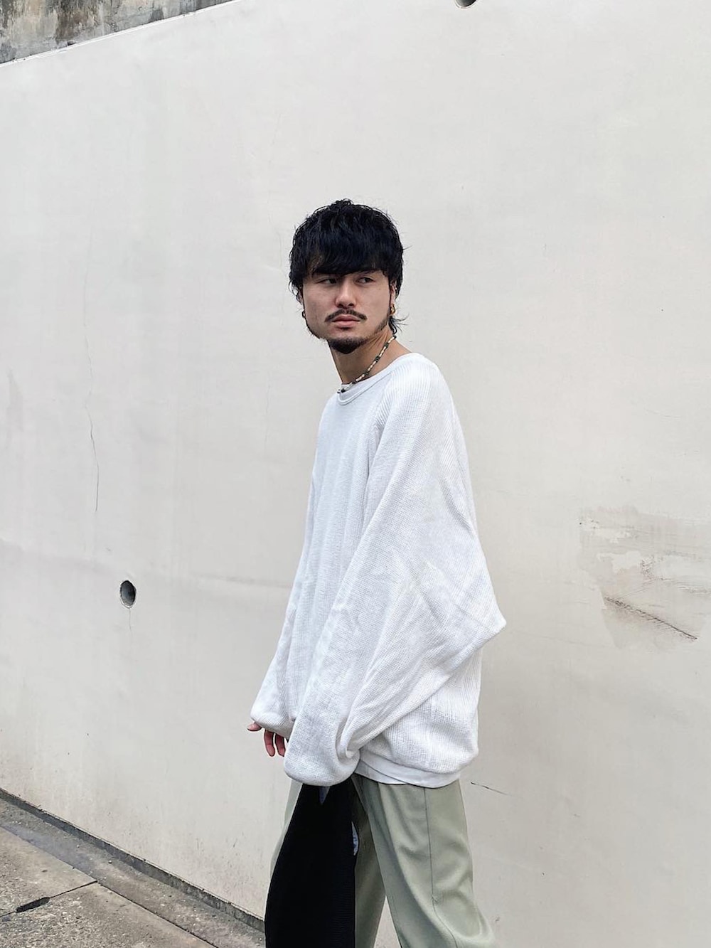 ホワイト系のTシャツ/カットソー、ブラック系のハンドバッグを着用したメンズの春コーディネートの3枚目の写真