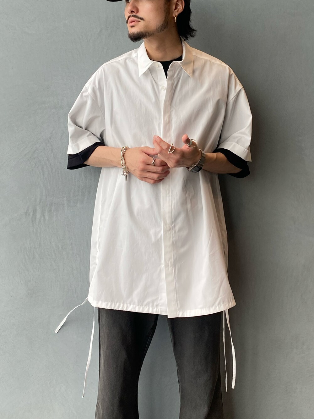 ホワイト系のシャツ/ブラウス、ブラック系のデニムパンツ、ブラック系のドレスシューズを着用したメンズの夏コーディネートの2枚目の写真