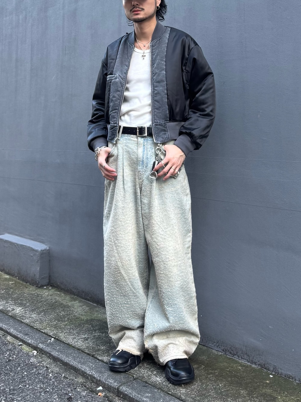 グレー系のMA-1、ブルー系のデニムパンツ、ブラック系のその他シューズを着用したメンズの秋コーディネートの3枚目の写真