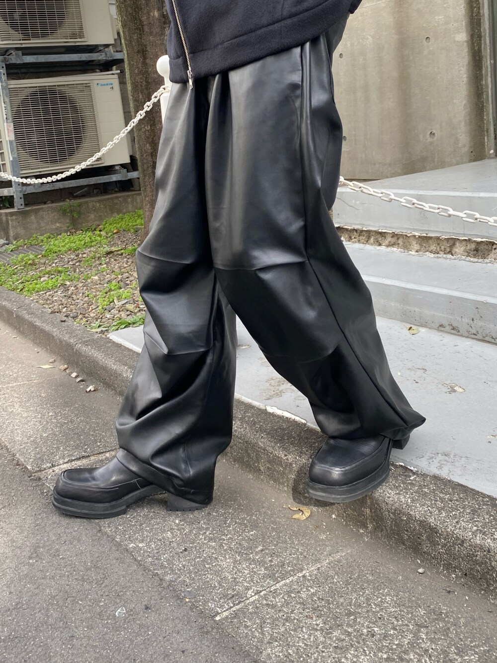 グリーン系のニット/セーター、ブラック系のカーゴパンツを着用したメンズの冬コーディネートの3枚目の写真