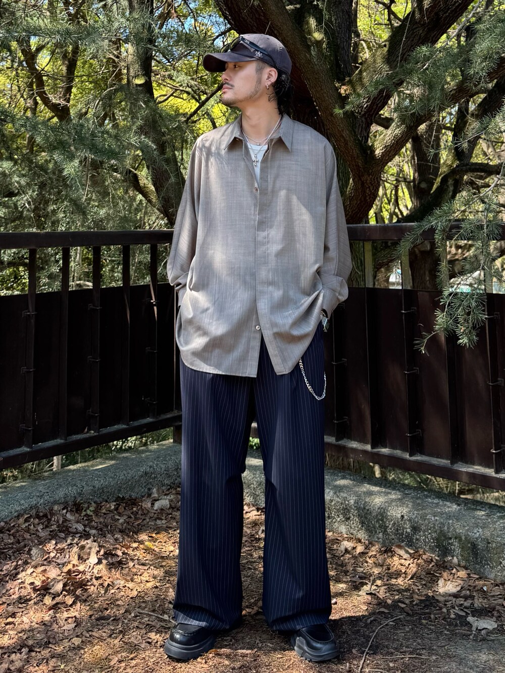グレー系のシャツ/ブラウス、ブルー系のスラックス、シルバー系のウォレットチェーンを着用したメンズの春コーディネートの2枚目の写真