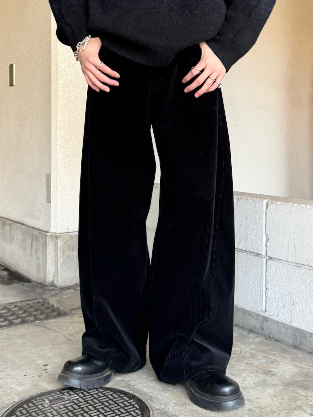 ブラック系のニット/セーター、ブラック系のその他パンツ、ブラック系のブーツを着用したメンズの冬コーディネートの5枚目の写真