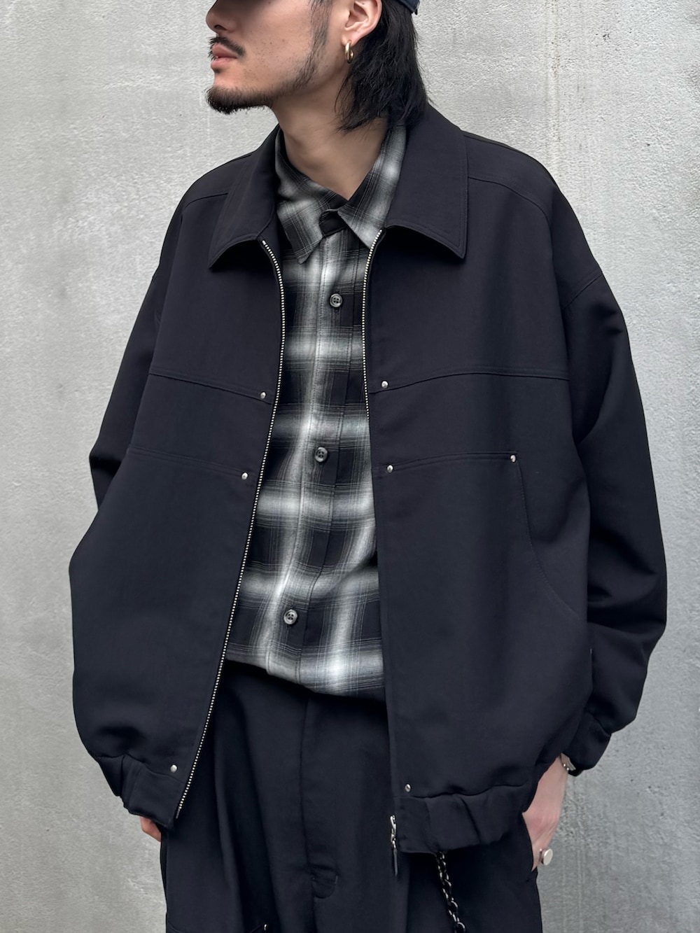 ブラック系のその他パンツ、ブラック系のシャツ/ブラウス、ブラック系のブルゾンを着用したメンズの春コーディネートの4枚目の写真