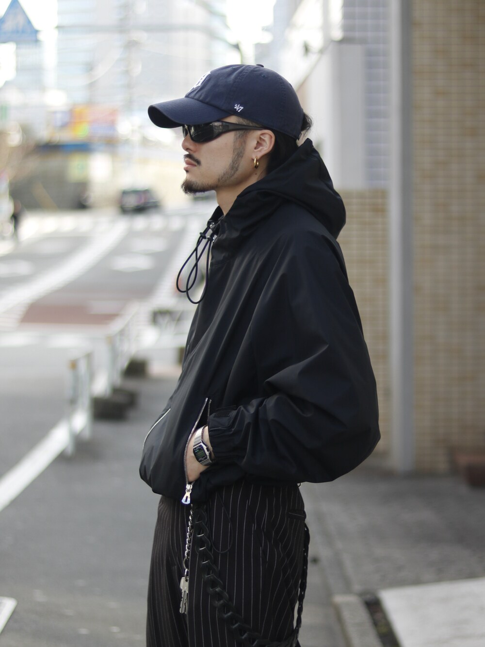 ブラック系のブルゾン、ブラック系のその他パンツを着用したメンズの冬コーディネートの3枚目の写真