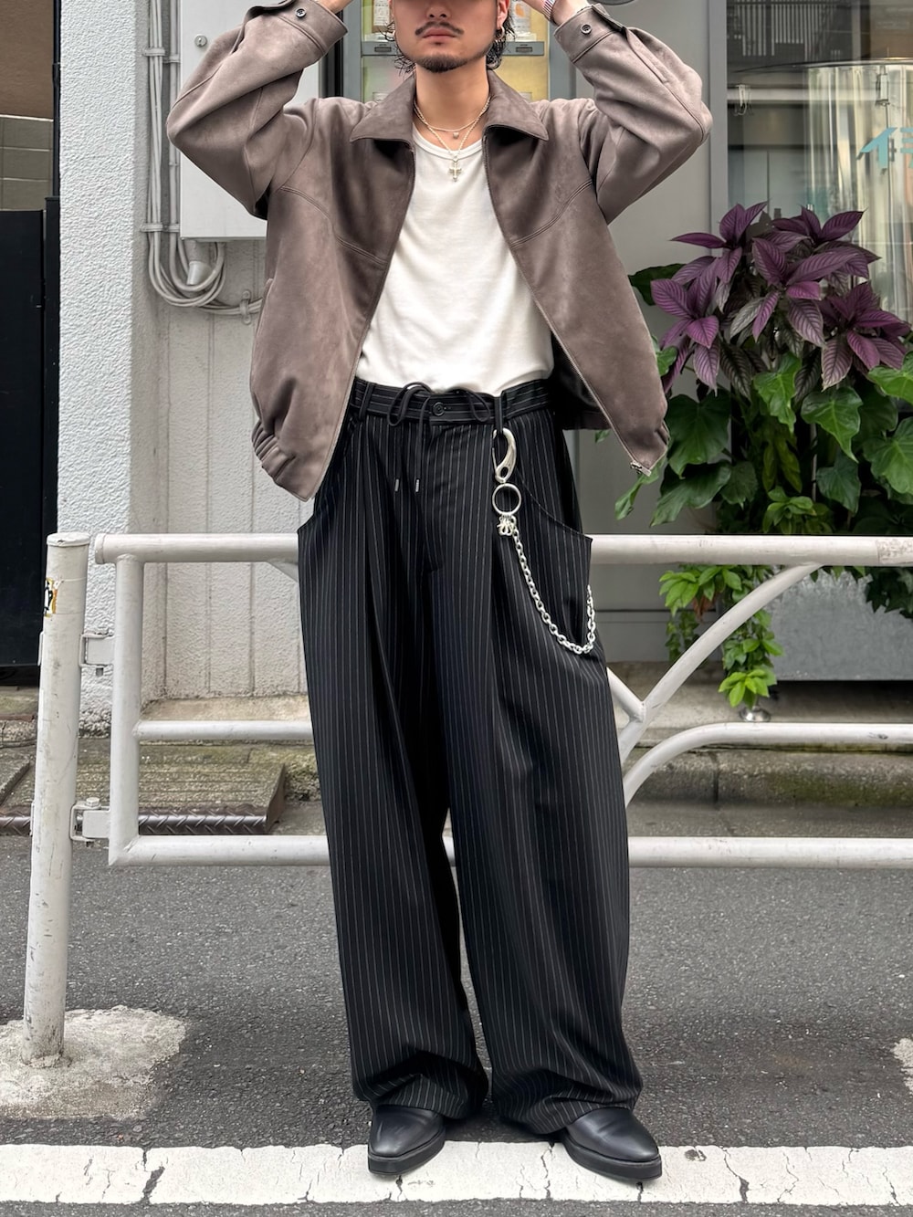 ブラック系のスラックス、グレー系のブルゾンを着用したメンズの秋コーディネートの4枚目の写真