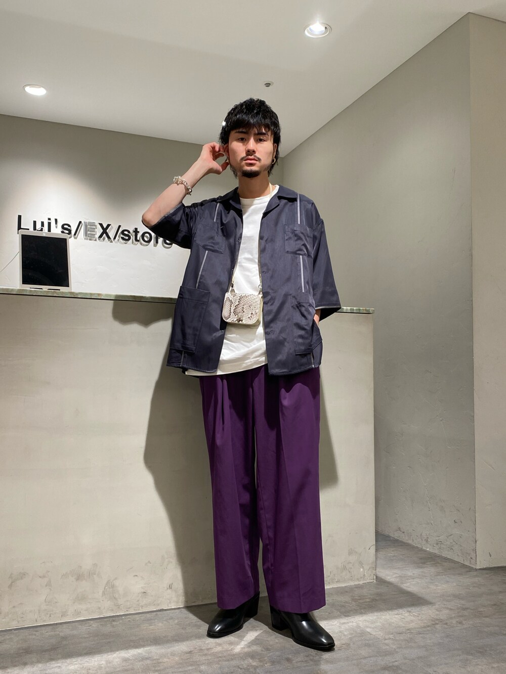 グレー系のシャツ/ブラウス、パープル系のスラックス、ブラック系のドレスシューズを着用したメンズの夏コーディネートの2枚目の写真