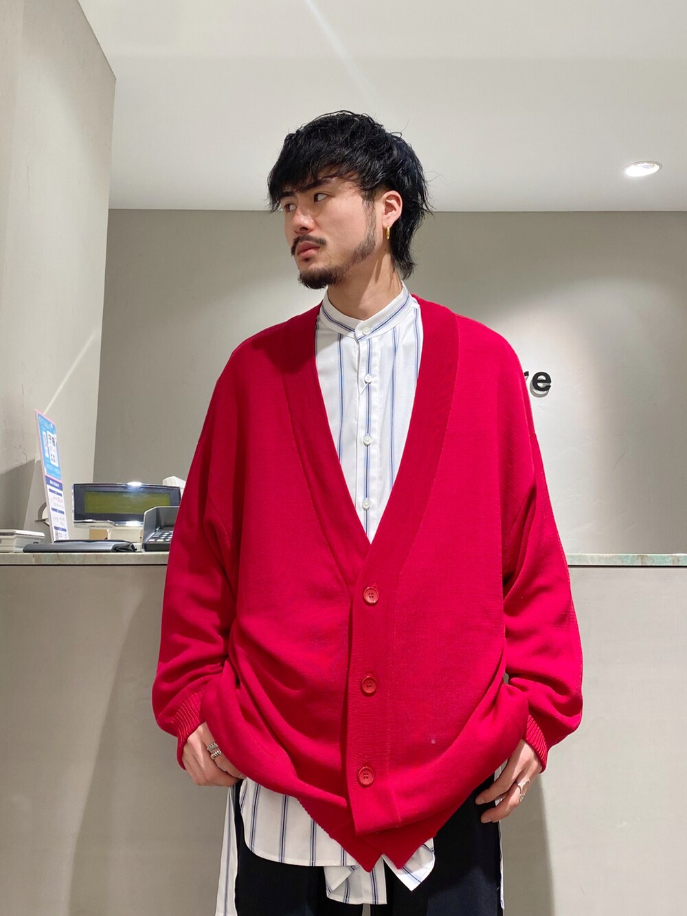 レッド系のカーディガン/ボレロ、ホワイト系のシャツ/ブラウス、ブラック系のスラックスを着用したメンズの春コーディネートの4枚目の写真