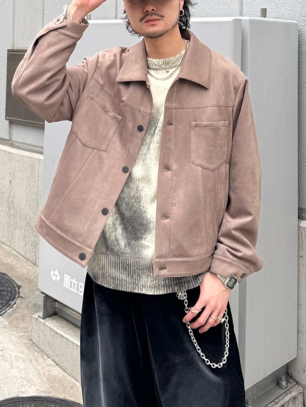 ブラック系のデニムパンツ、グレー系のブルゾン、シルバー系のウォレットチェーンを着用したメンズの春コーディネートの6枚目の写真