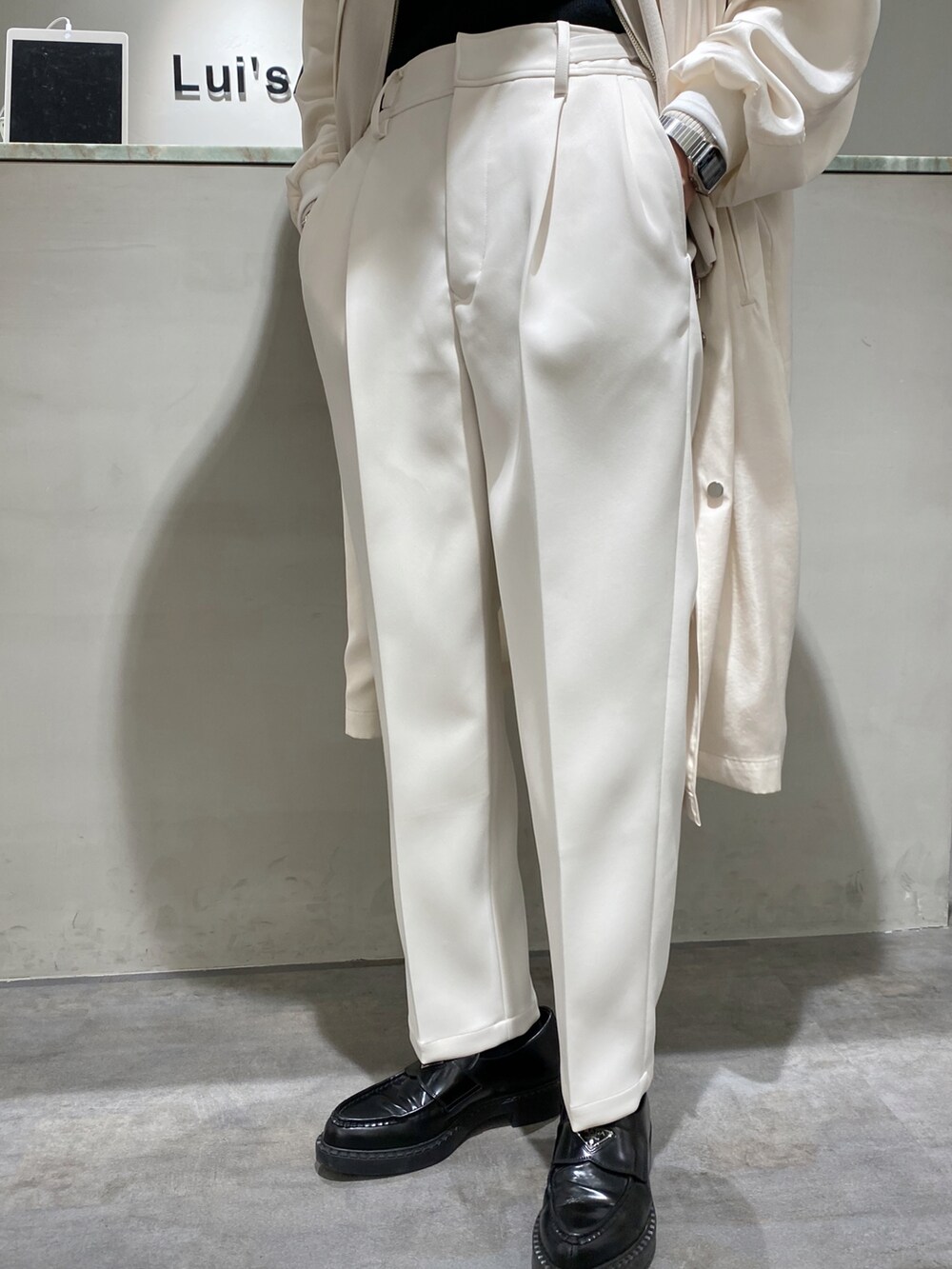 ホワイト系のブルゾン、ホワイト系のカーディガン/ボレロ、ホワイト系のスラックスを着用したメンズの冬コーディネートの5枚目の写真