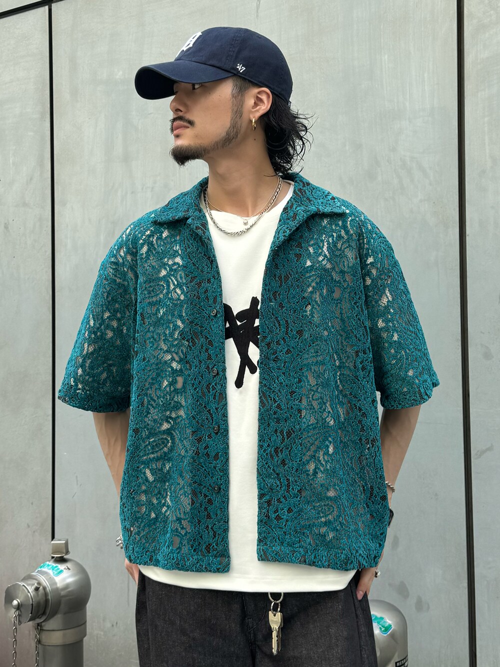 ブルー系のシャツ/ブラウス、ホワイト系のTシャツ/カットソーを着用したメンズの夏コーディネートの3枚目の写真