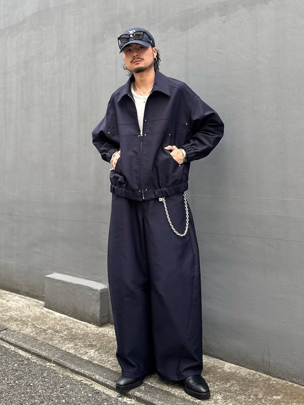 ブルー系のスラックス、ブルー系のブルゾン、シルバー系のウォレットチェーンを着用したメンズの秋コーディネートの3枚目の写真