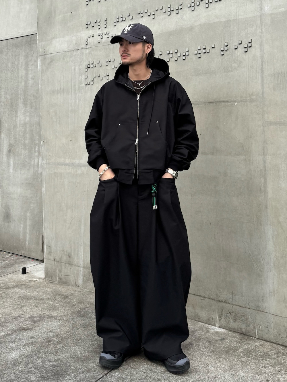 ブラック系のその他パンツ、ブラック系のブルゾン、ブラック系のキーホルダーを着用したメンズの冬コーディネートの2枚目の写真