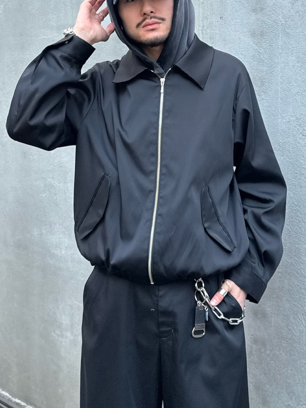 ブラック系のその他パンツ、ブラック系のブルゾン、グレー系のスウェットを着用したメンズの春コーディネートの3枚目の写真