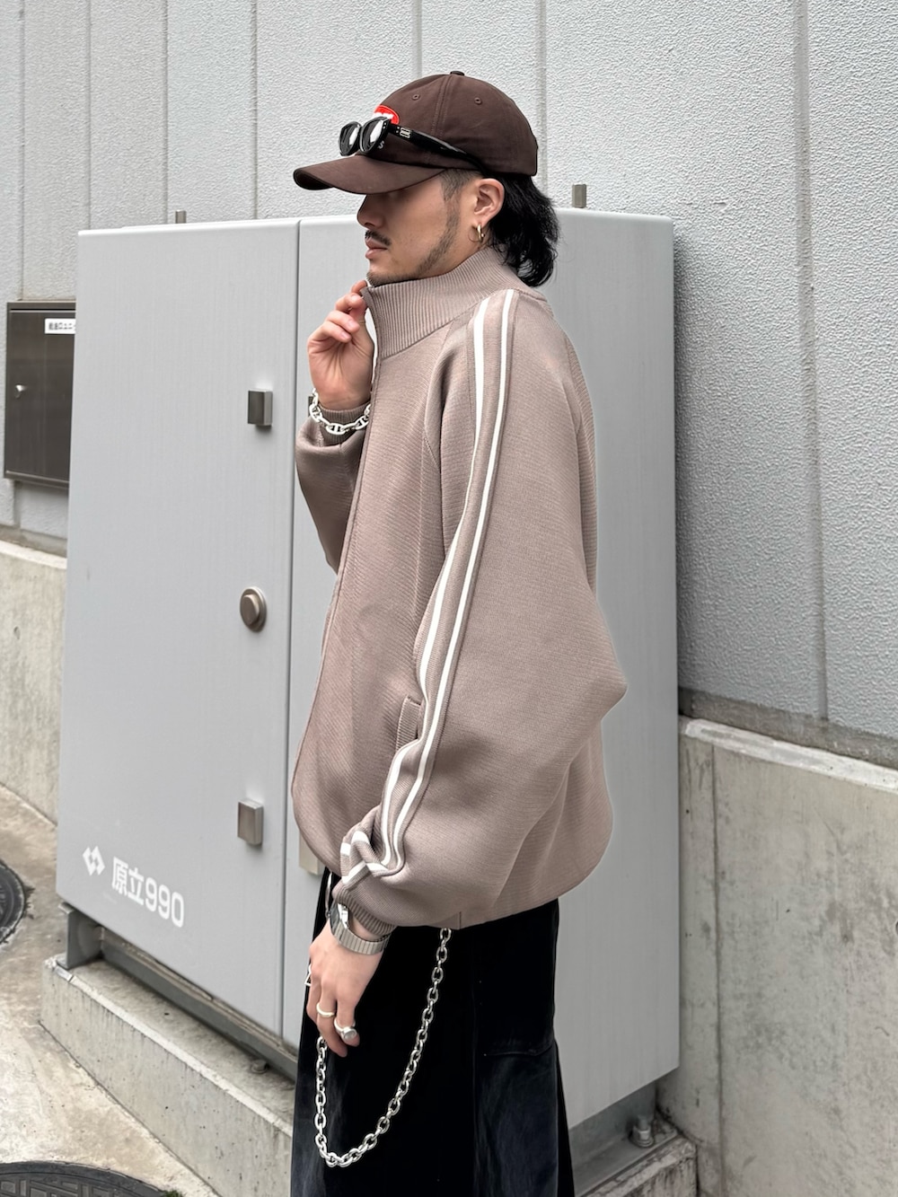 ブラウン系のブルゾン、ブラック系のデニムパンツ、シルバー系のウォレットチェーンを着用したメンズの春コーディネートの7枚目の写真