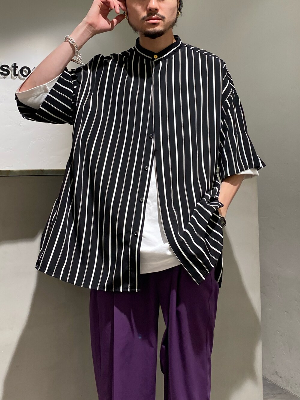 ブラック系のシャツ/ブラウス、パープル系のスラックス、ブラック系のドレスシューズを着用したメンズの夏コーディネートの3枚目の写真