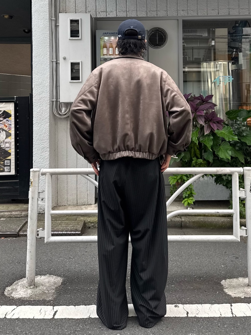 ブラック系のスラックス、グレー系のブルゾンを着用したメンズの秋コーディネートの3枚目の写真