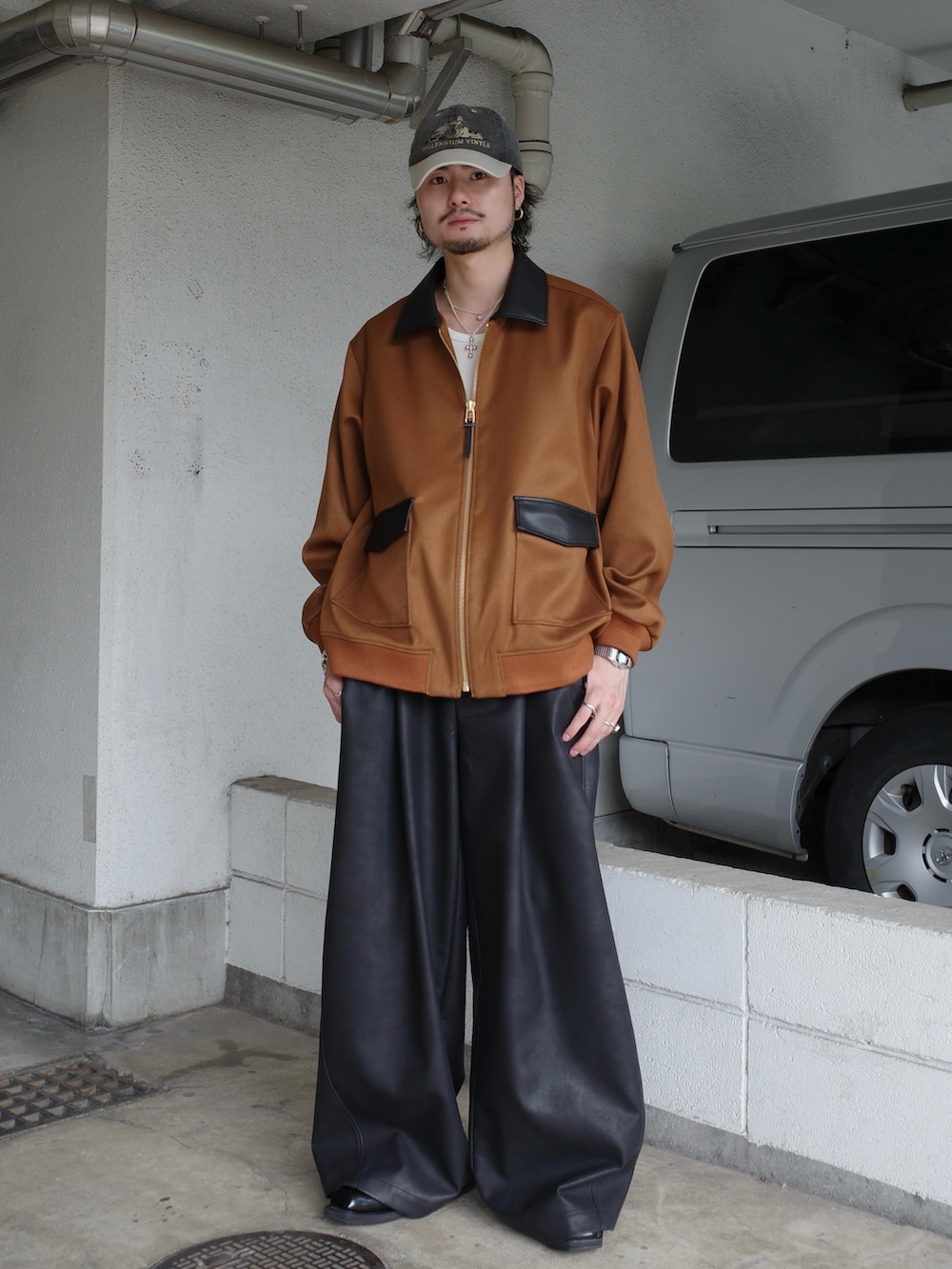 ベージュ系のブルゾン、ブラック系のその他パンツを着用したメンズの秋コーディネートの3枚目の写真