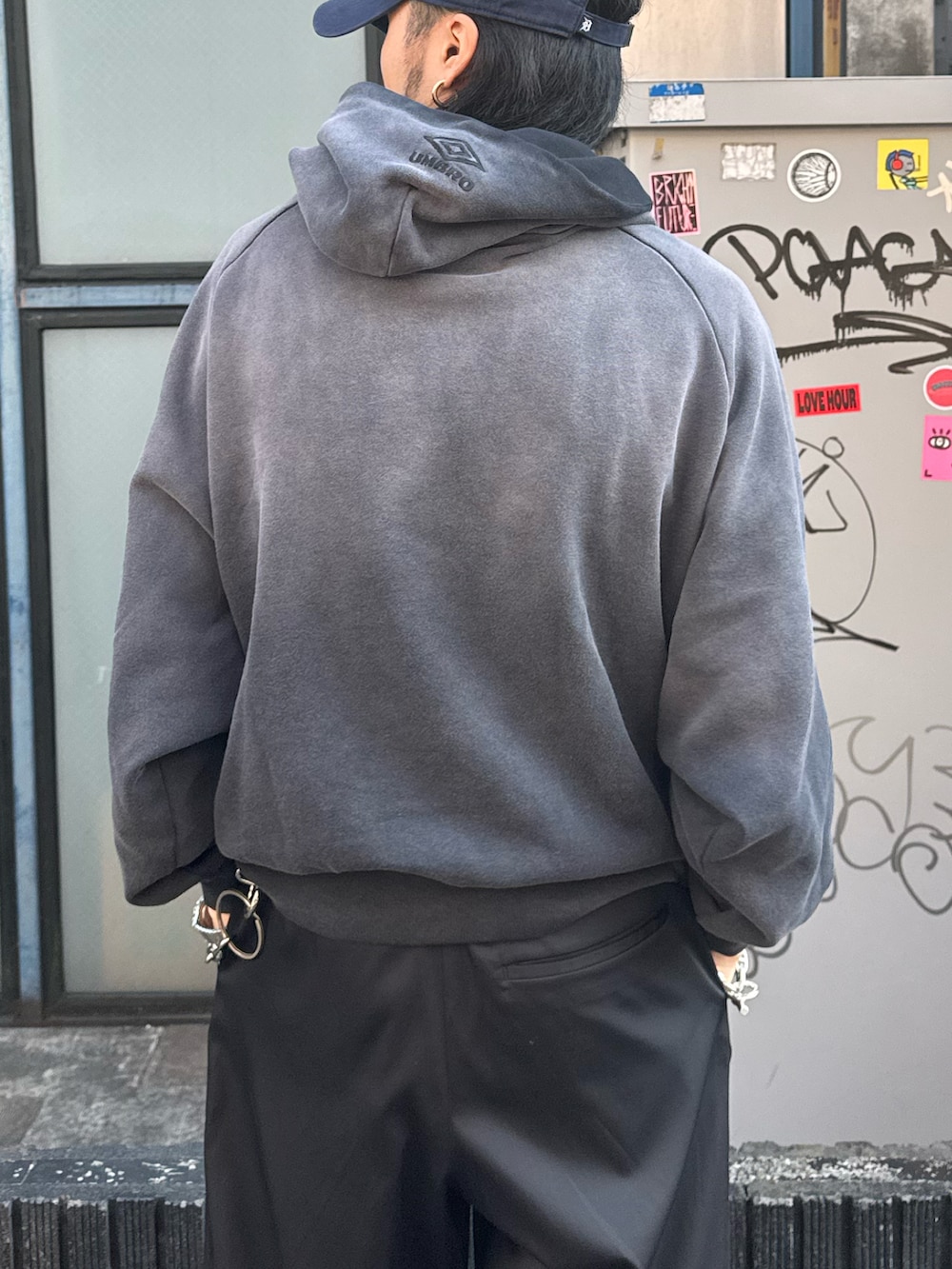 グレー系のスウェット、ブラック系のその他パンツ、ブラック系のキーホルダーを着用したメンズの冬コーディネートの4枚目の写真