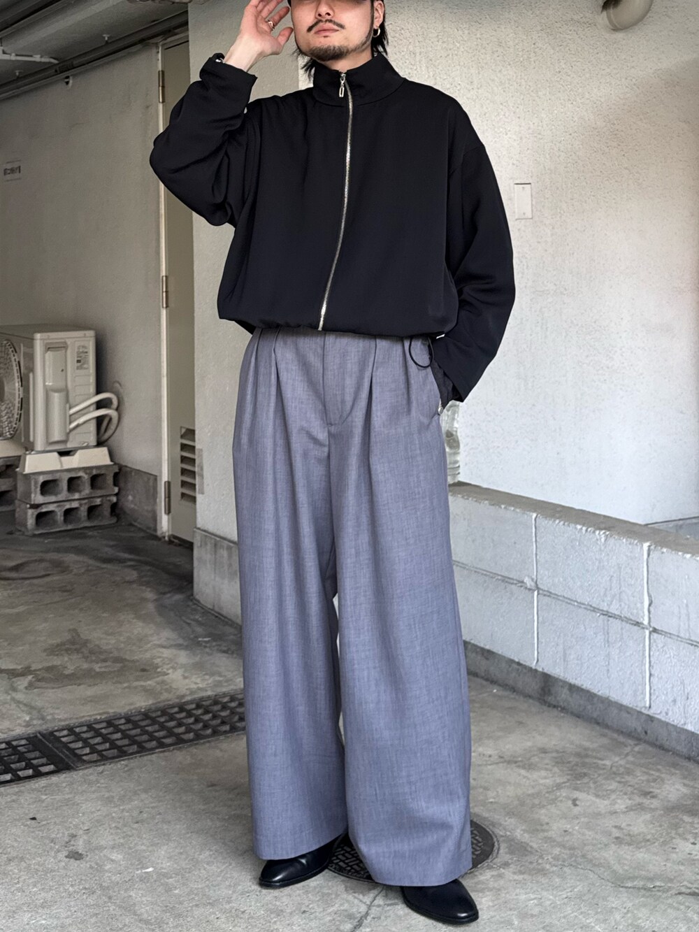 ブラック系のシャツ/ブラウス、グレー系のスラックス、ブラック系のその他シューズを着用したメンズの春コーディネートの2枚目の写真