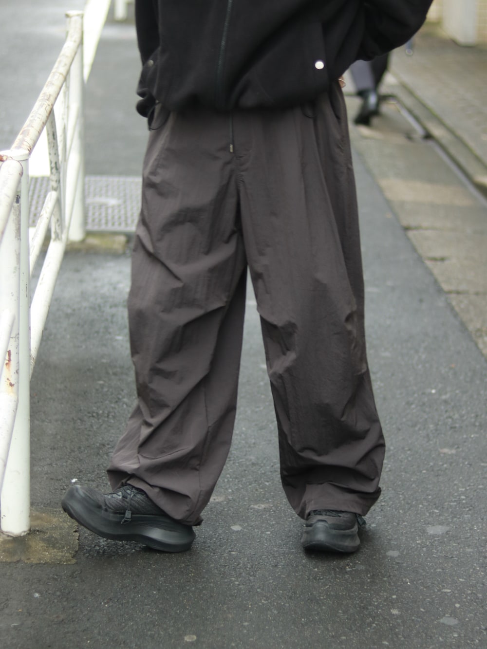 ブラック系のブルゾン、グレー系のその他パンツを着用したメンズの秋コーディネートの5枚目の写真