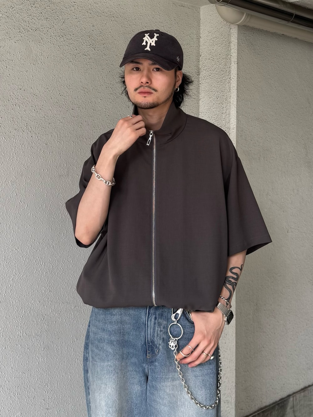 グレー系のシャツ/ブラウス、ブルー系のデニムパンツ、シルバー系のウォレットチェーンを着用したメンズの春コーディネートの4枚目の写真