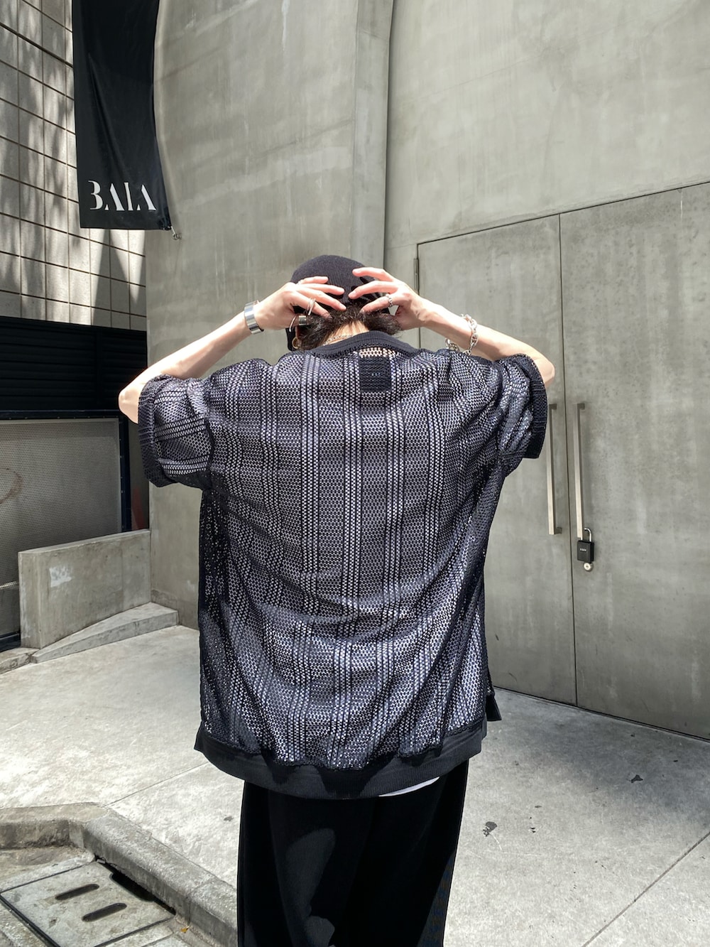 ブラック系のTシャツ/カットソー、ブラック系のその他パンツ、ブラック系のサングラスを着用したメンズの春コーディネートの4枚目の写真