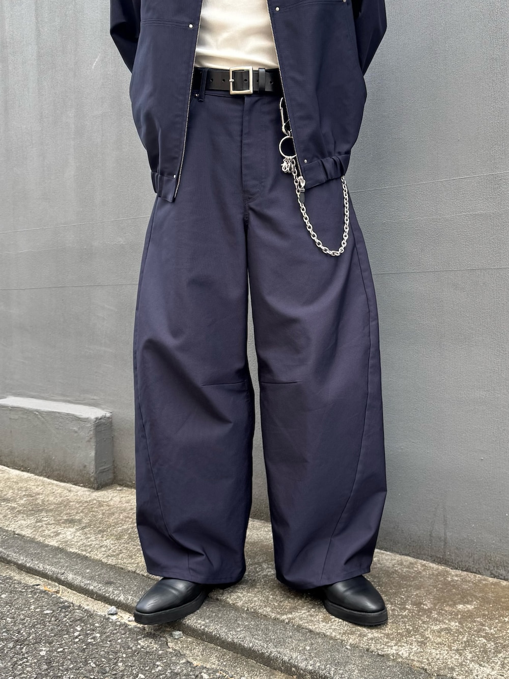 ブルー系のスラックス、ブルー系のブルゾン、シルバー系のウォレットチェーンを着用したメンズの秋コーディネートの7枚目の写真