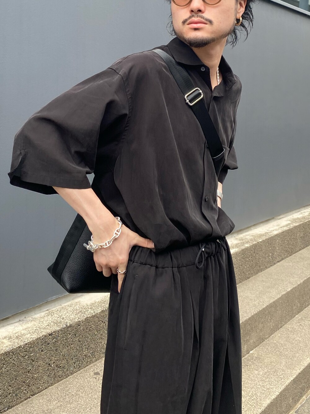 ブラック系のシャツ/ブラウス、ブラック系のスラックスを着用したメンズの春コーディネートの3枚目の写真