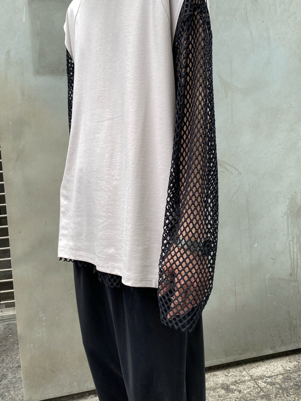 グレー系のTシャツ/カットソー、ブラック系のその他パンツ、ブラック系のTシャツ/カットソーを着用したメンズの春コーディネートの4枚目の写真