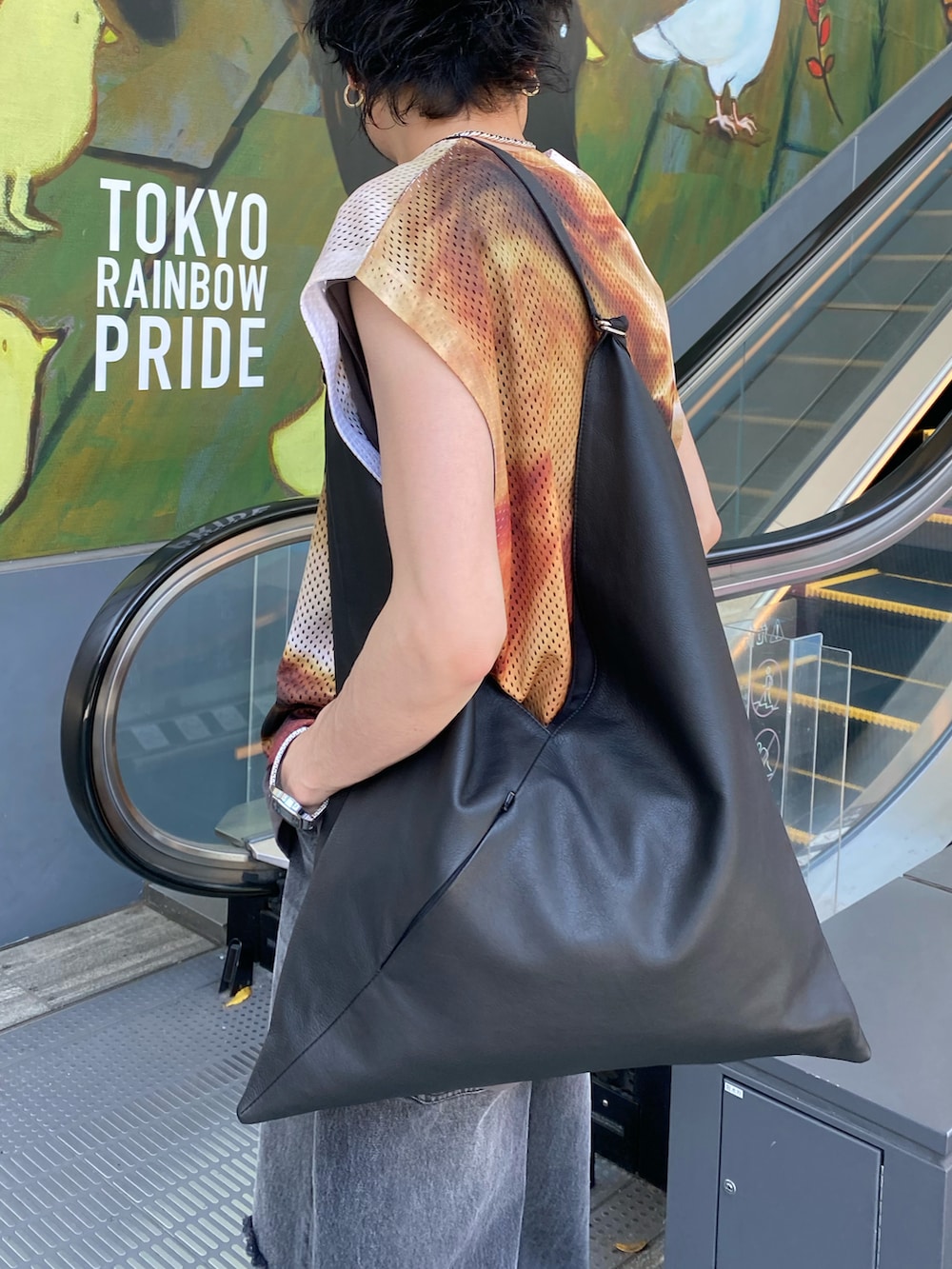 ベージュ系のTシャツ/カットソー、ブラック系のデニムパンツ、グレー系のTシャツ/カットソーを着用したメンズの春コーディネートの4枚目の写真