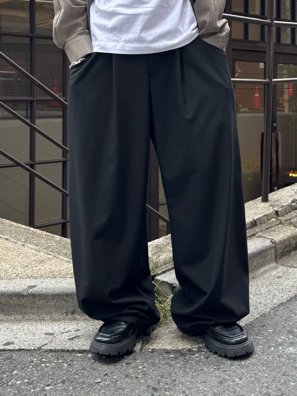 グレー系のシャツ/ブラウス、ブラック系のスラックスを着用したメンズの夏コーディネートの5枚目の写真