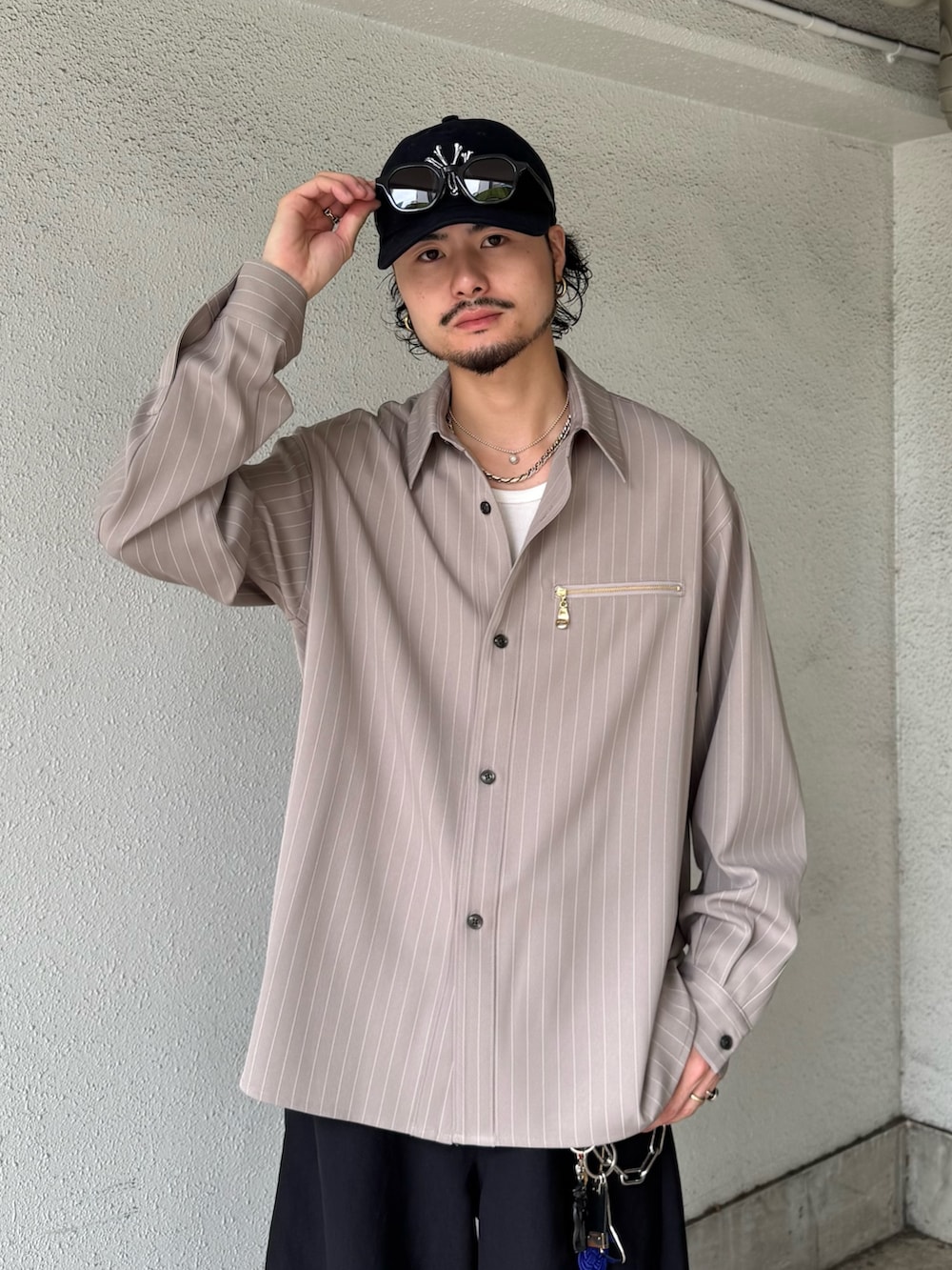 ベージュ系のシャツ/ブラウス、ブラック系のスラックスを着用したメンズの夏コーディネートの6枚目の写真