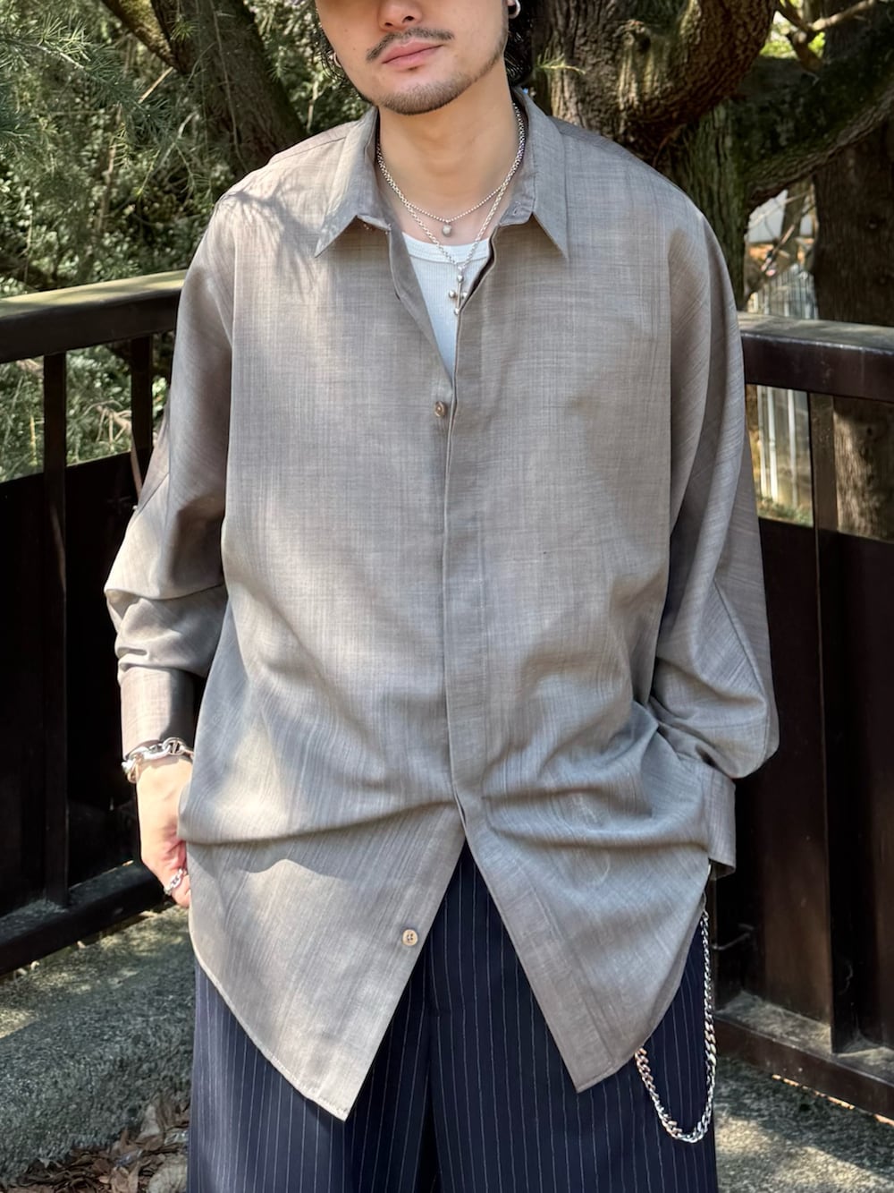 グレー系のシャツ/ブラウス、ブルー系のスラックス、シルバー系のウォレットチェーンを着用したメンズの春コーディネートの5枚目の写真