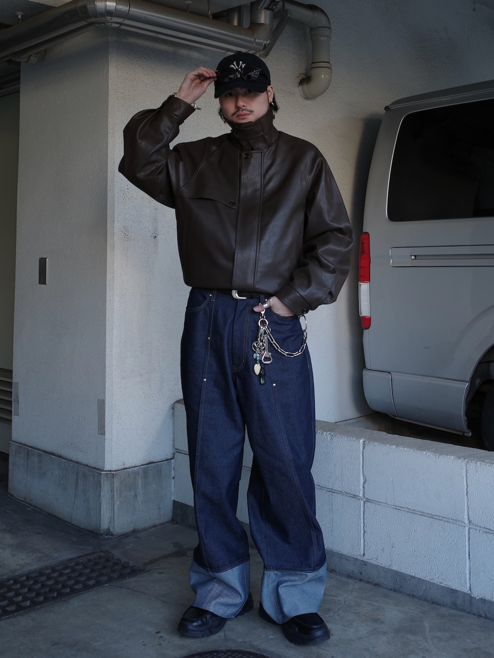 ブラウン系のブルゾン、ブルー系のデニムパンツを着用したメンズの冬コーディネートの4枚目の写真