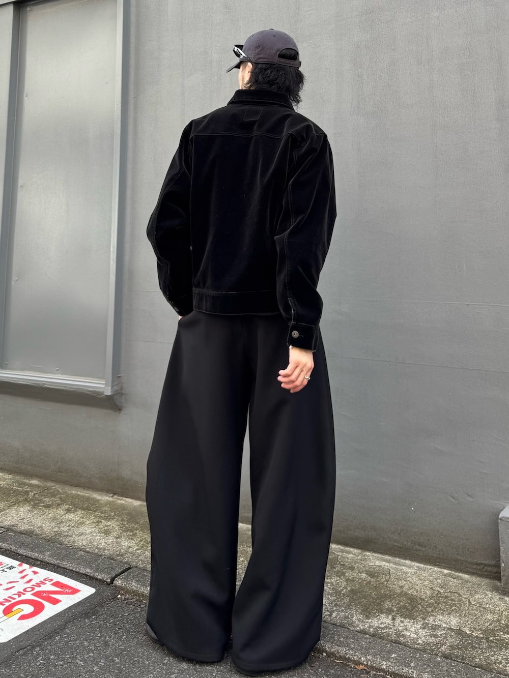 ブラック系のデニムジャケット、ブラック系のスラックス、ブラック系のウォレットチェーンを着用したメンズの春コーディネートの4枚目の写真