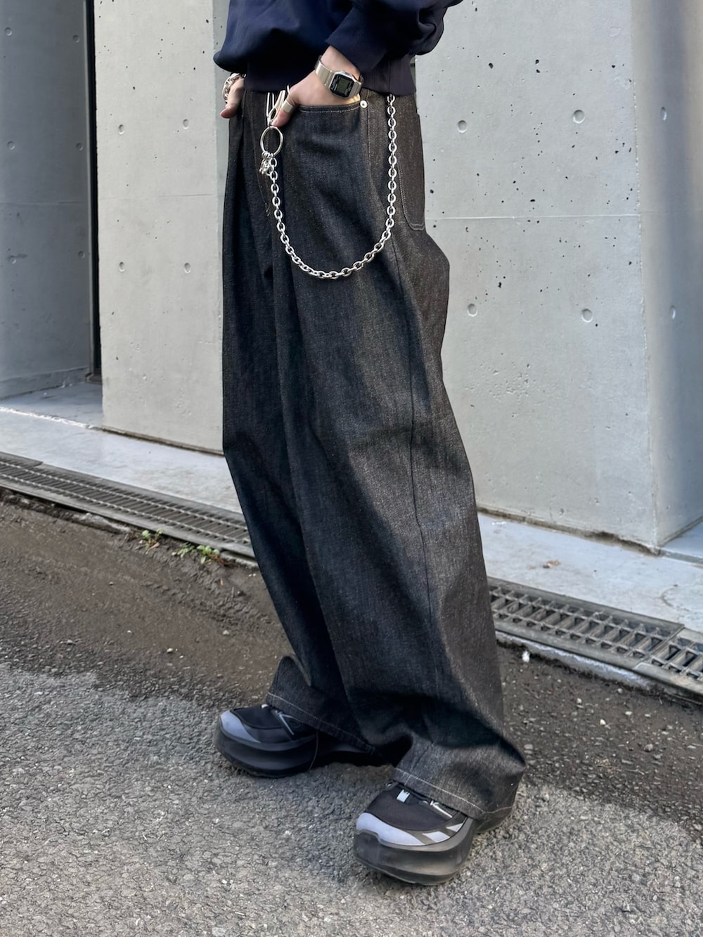 ブルー系のスウェット、ブラック系のデニムパンツを着用したメンズの冬コーディネートの10枚目の写真