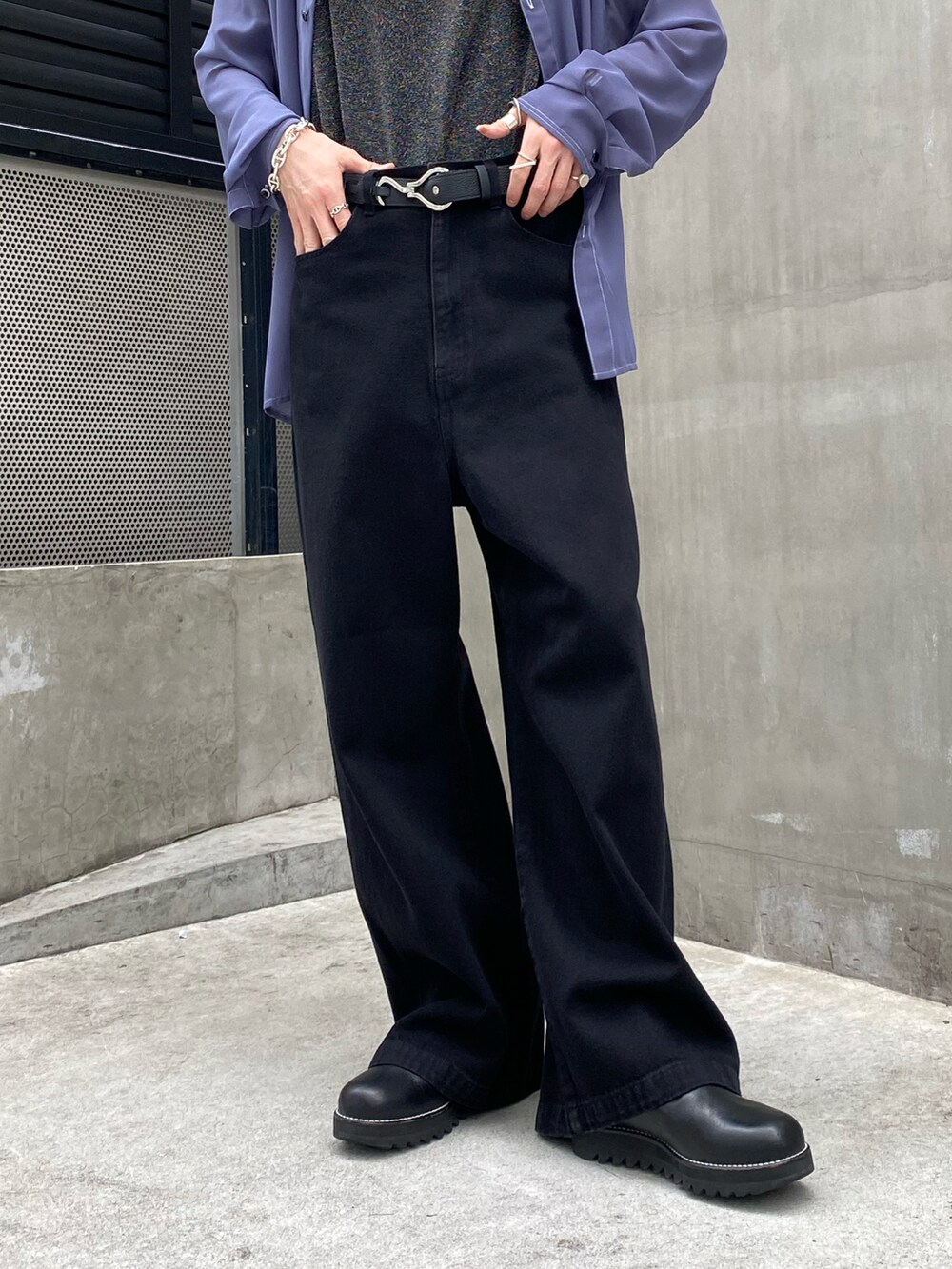 グレー系のシャツ/ブラウス、ブラック系のデニムパンツ、ブラック系のベルトを着用したメンズの春コーディネートの5枚目の写真