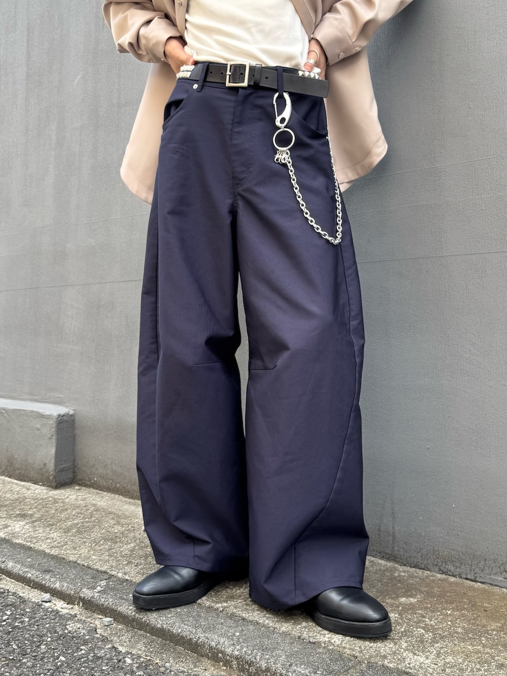 ベージュ系のシャツ/ブラウス、ブルー系のスラックス、シルバー系のウォレットチェーンを着用したメンズの秋コーディネートの7枚目の写真