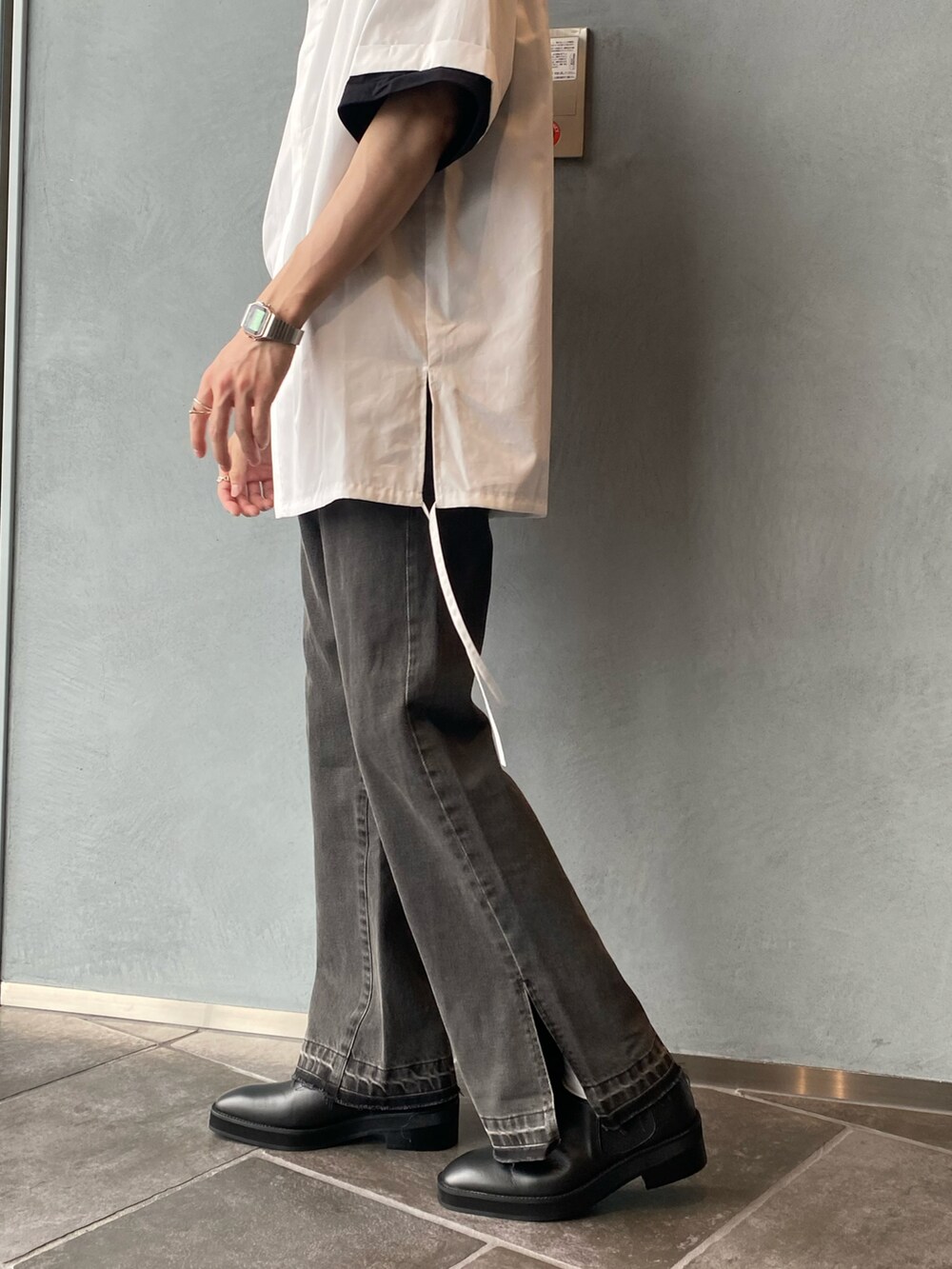 ホワイト系のシャツ/ブラウス、ブラック系のデニムパンツ、ブラック系のドレスシューズを着用したメンズの夏コーディネートの3枚目の写真