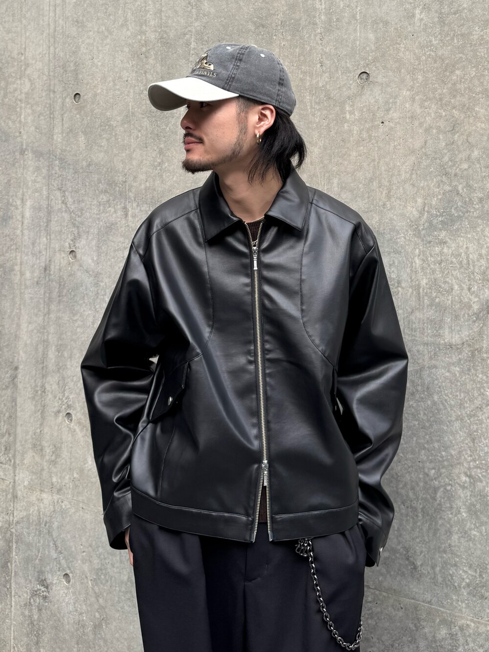 ブラック系のブルゾン、ブラック系のスラックス、ブラック系のウォレットチェーンを着用したメンズの春コーディネートの4枚目の写真