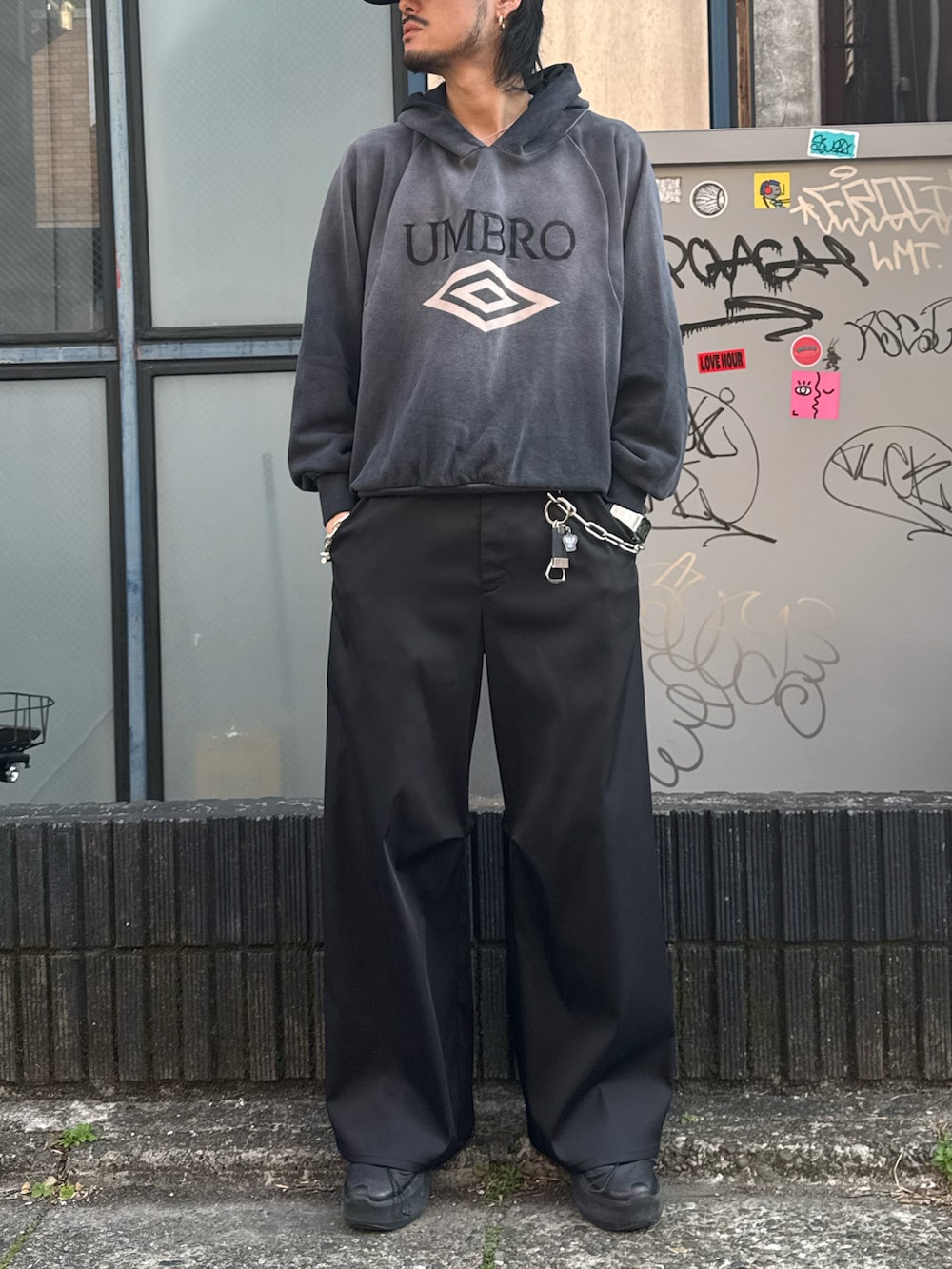 グレー系のスウェット、ブラック系のその他パンツ、ブラック系のキーホルダーを着用したメンズの冬コーディネートの2枚目の写真