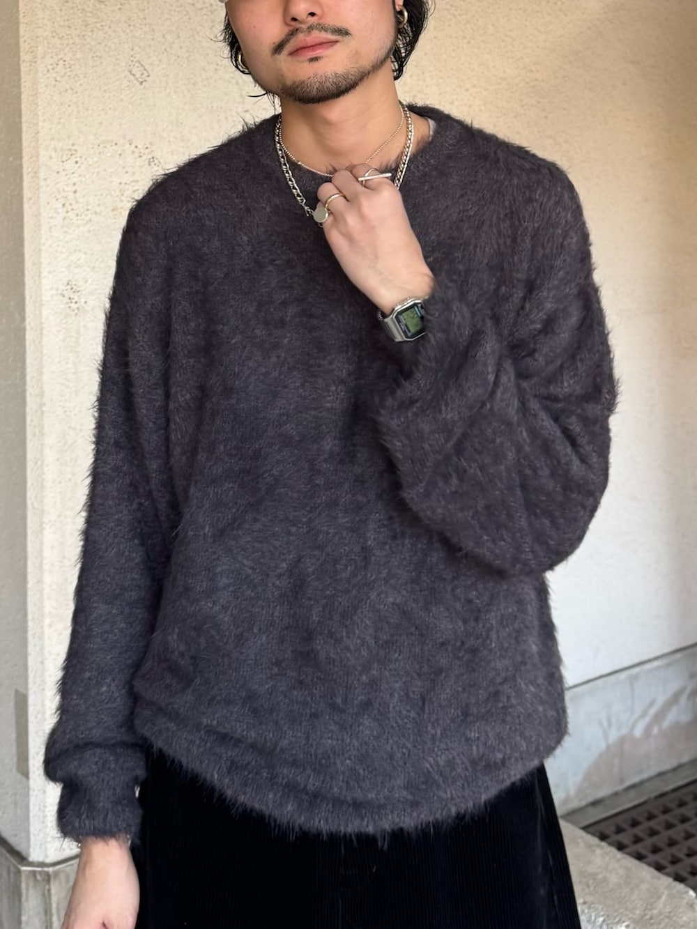 グレー系のニット/セーター、ブラック系のブーツを着用したメンズの冬コーディネートの5枚目の写真